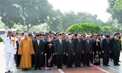 Đại biểu dự Đại hội MTTQ VN lần thứ VIII dâng hương tưởng niệm các Anh hùng liệt sĩ và viếng Chủ tịch Hồ Chí Minh 