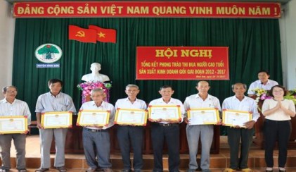 Hội NCT huyện Bình Sơn, tỉnh Quảng Ngãi: Biểu dương NCT làm kinh tế giỏi giai đoạn 2012 – 2017
