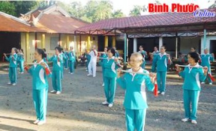 Người cao tuổi Chơn Thành làm theo Bác