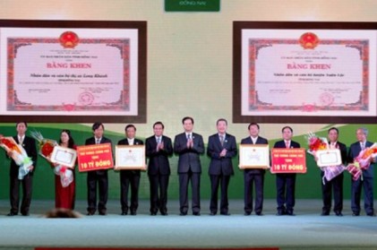 Thủ tướng trao Bằng công nhận danh hiệu “Huyện nông thôn mới” đầu tiên trên cả nước