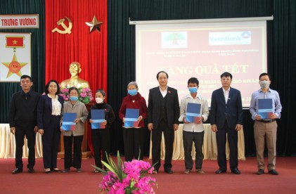 Trung ương Hội NCT Việt Nam: Tặng quà người cao tuổi khó khăn tỉnh Phú Thọ