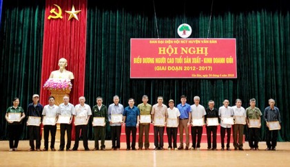 Huyện Văn Bàn, tỉnh Lào Cai: Biểu dương 17 người cao tuổi sản xuất, kinh doanh giỏi