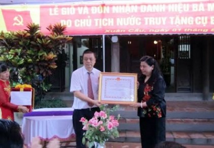 Phó Chủ tịch Quốc hội Tòng Thị Phóng dự lễ truy tặng danh hiệu Bà mẹ Việt Nam Anh hùng 