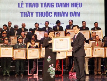 Chủ tịch nước Trương Tấn Sang trao tặng danh hiệu Thầy thuốc Nhân dân