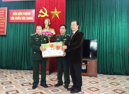 Lãnh đạo Trung ương Hội NCT Việt Nam thăm và chúc mừng Đồn biên phòng cửa khẩu Sóc Giang, huyện Hà Quảng, tỉnh Cao Bằng nhân Ngày truyền thống Bộ đội biên phòng