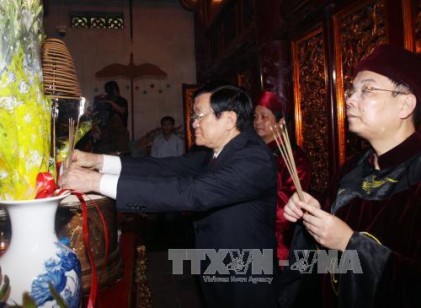 Chủ tịch nước Trương Tấn Sang dâng hương tưởng niệm các Vua Hùng 