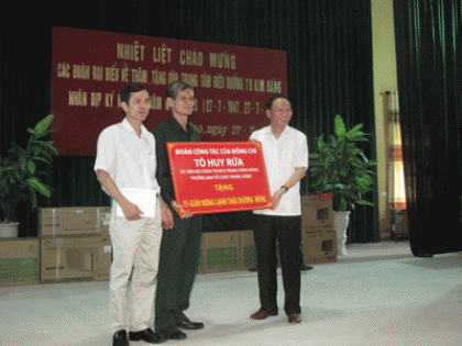 Đồng chí Tô Huy Rứa thăm và tặng quà Trung tâm Điều dưỡng thương binh Kim Bảng (Hà Nam) 