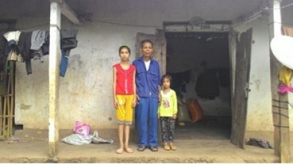 Tuổi cao sức yếu phải nuôi 2 cháu thơ dại
