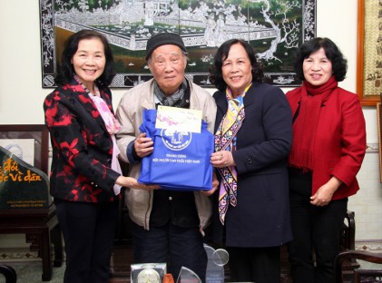 Chủ tịch Phạm Thị Hải Chuyền chúc Tết cựu Chủ tịch Vũ Oanh