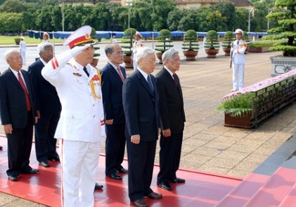 Lãnh đạo Đảng, Nhà nước viếng Chủ tịch Hồ Chí Minh và tưởng niệm các Anh hùng liệt sỹ 
