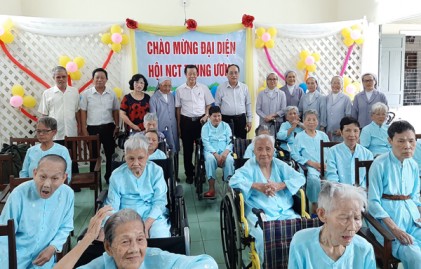 Trung ương Hội NCT Việt Nam: Thăm, tặng quà tại cơ sở Mái ấm tình thương Đà Nẵng