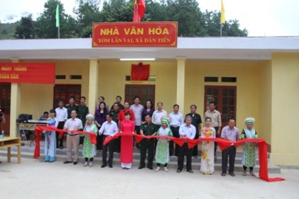 Bàn giao Nhà văn hóa tặng bản người Mông Lân Vai 