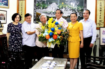 Chủ tịch Hội NCT Việt Nam Nguyễn Thanh Bình tặng quà nguyên Chủ tịch Vũ Oanh