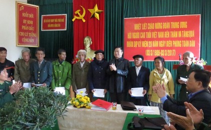 Lãnh đạo Trung ương Hội NCT Việt Nam: Thăm, tặng quà Đồn Biên phòng và các già làng vùng biên giới tỉnh Thừa Thiên Huế