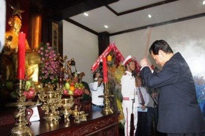 Thủ tướng Chính phủ dâng hương tưởng niệm Chủ tịch Hồ Chí Minh 