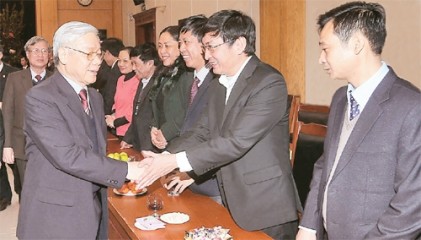 Tổng Bí thư Nguyễn Phú Trọng chúc Tết cán bộ Văn phòng Trung ương Đảng