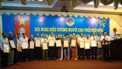 Người cao tuổi tỉnh Bạc Liêu tích cực tham gia thực hiện  chương trình xây dựng nông thôn mới và bảo vệ môi trường