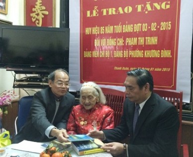 Đồng chí Lê Hồng Anh thăm và chúc Tết đảng viên lão thành cách mạng 