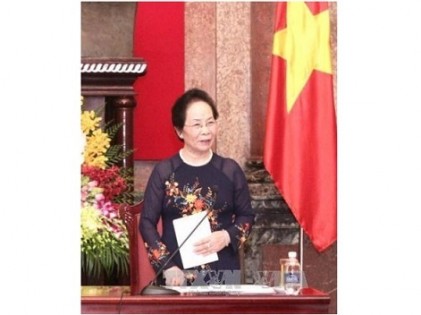 Phó Chủ tịch nước gặp mặt các đại biểu ưu tú dự Đại hội thi đua công nhân, viên chức lao động toàn quốc lần thứ IX 