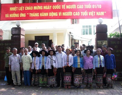Lãnh đạo Trung ương Hội tiếp đoàn Hội NCT xã Cắm Muộn, huyện Quế Phong, tỉnh Nghệ An