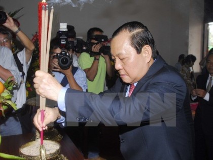 Lãnh đạo Thành phố Hồ Chí Minh dâng hương, dâng hoa Chủ tịch Hồ Chí Minh và Chủ tịch Tôn Đức Thắng 