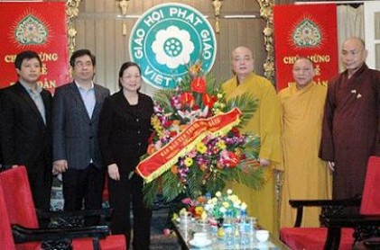 Đồng chí Hà Thị Khiết chúc mừng Hội đồng Trị sự Giáo hội Phật giáo Việt Nam nhân dịp Lễ Phật Đản 2014.