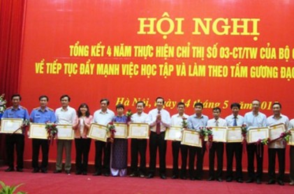 Những điển hình tiên tiến làm theo gương Bác 