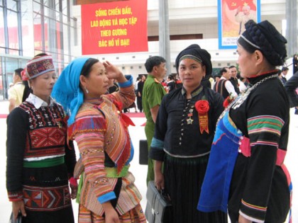 Các dân tộc bình đẳng, đoàn kết, tôn trọng và giúp nhau cùng tiến bộ 