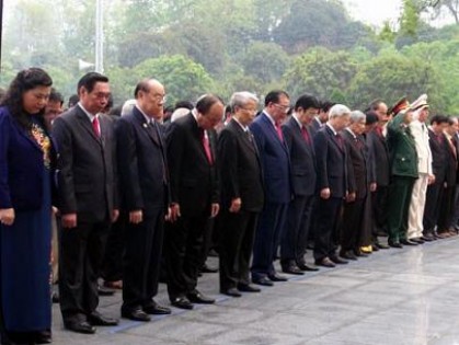 Lãnh đạo Đảng, Nhà nước dâng hương, tưởng niệm các Anh hùng, liệt sĩ tại Nghĩa trang A1