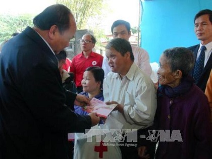 Phó Thủ tướng Nguyễn Xuân Phúc thăm, tặng quà các hộ nghèo tại Thừa Thiên - Huế 