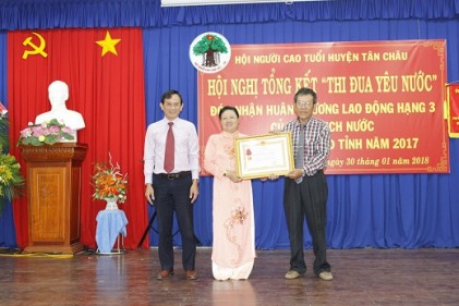 BĐD Hội NCT huyện Tân Châu đón nhận Huân chương Lao động hạng Ba