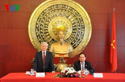 Tổng Bí thư Nguyễn Phú Trọng thăm, nói chuyện với cán bộ Đại sứ quán và đại diện kiều bào, lưu học sinh Việt Nam tại Trung Quốc 