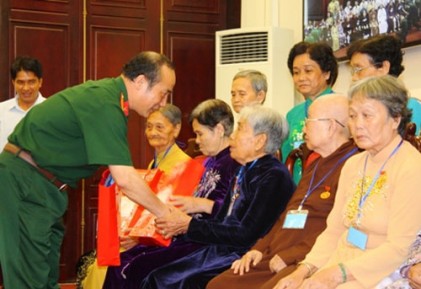 Bộ Quốc phòng gặp mặt đoàn đại biểu người có công với cách mạng tỉnh Vĩnh Long